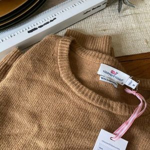- Vineyard vines crew neck sweater
